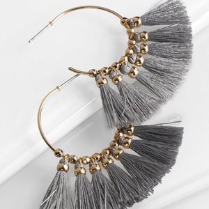 Boutique earrings gray or ivory